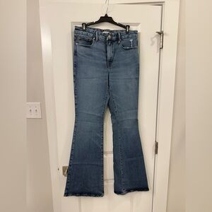 Good American Good Legs Flare - size 10/30 - medium wash 
*NEVER WORN*